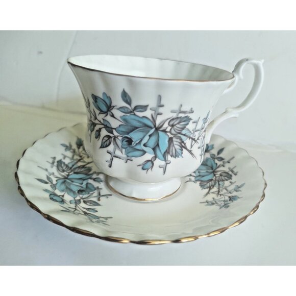 Vintage ROYAL ALBERT BLUE ROSE TRELLIS Tea Cup & Saucer Set - Picture 4 of 12